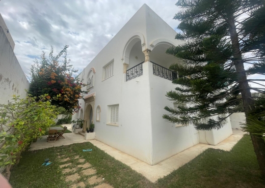 A vendre à Hammamet une villa S+4 de 300m²/440m² d